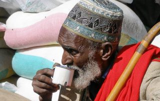 איש זקן שותה קפה